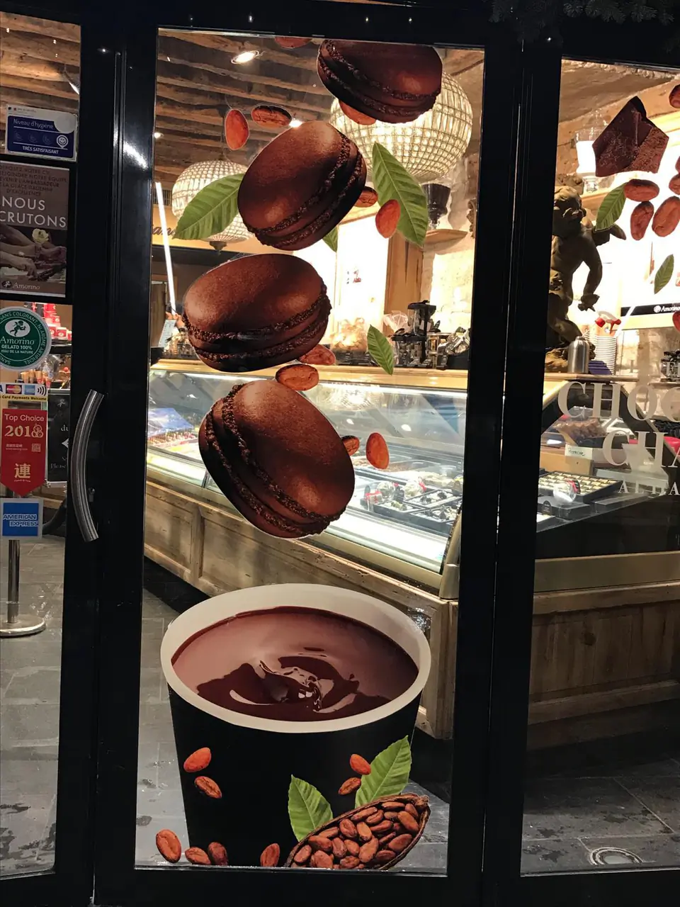 Vitrophanie Amorino en impression quadri détourée : macarons, fèves de cacao et chocolat chaud sur la porte d'entrée